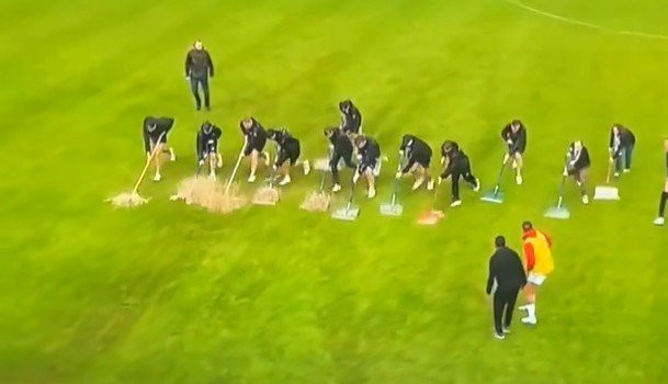 Οπαδοί έκαναν τα πάντα για τη νίκη της ομάδας - Απομάκρυναν μέχρι και τη... βροχή (video)