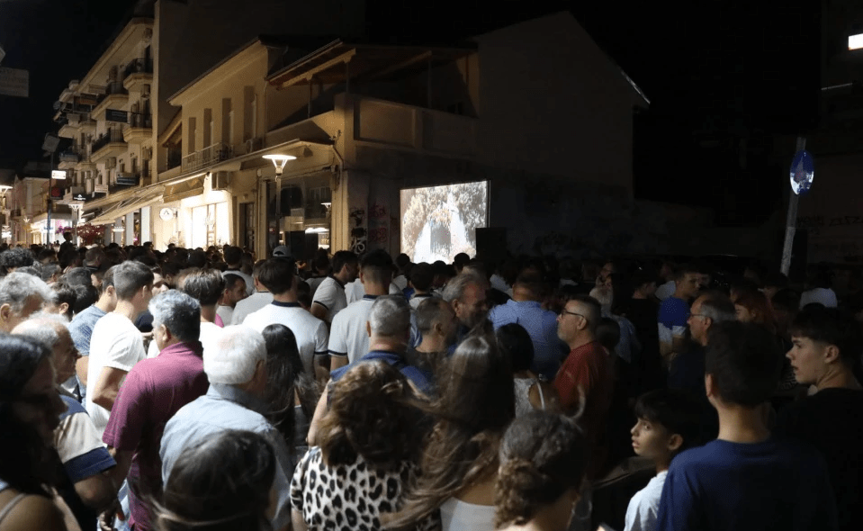 Η Τρίπολη είναι κίτρινη, η Τρίπολη είναι μπλε