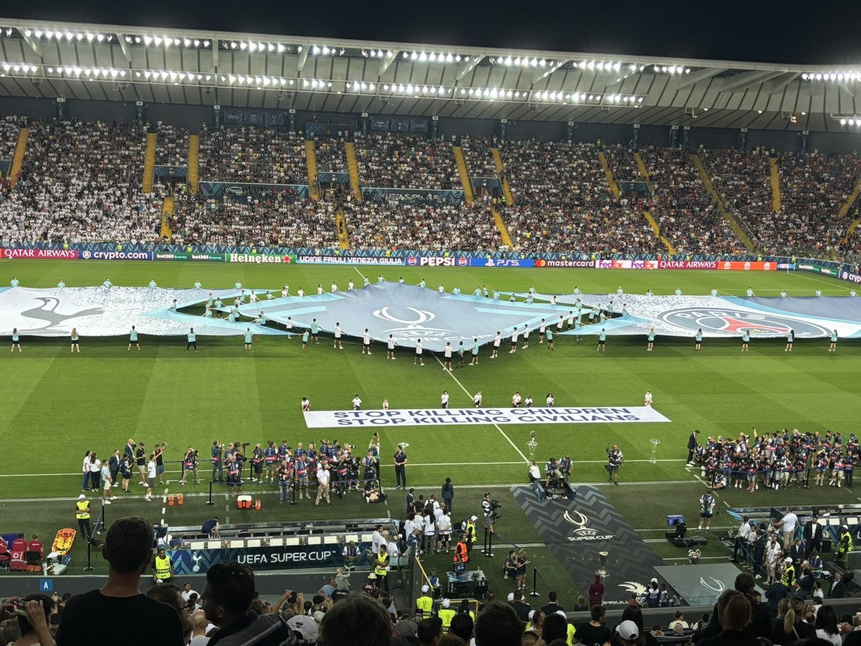 Αντιπολεμικό μήνυμα της UEFA πριν το Παρί-Τότεναμ: «Σταματήστε να σκοτώνετε παιδιά» (video)