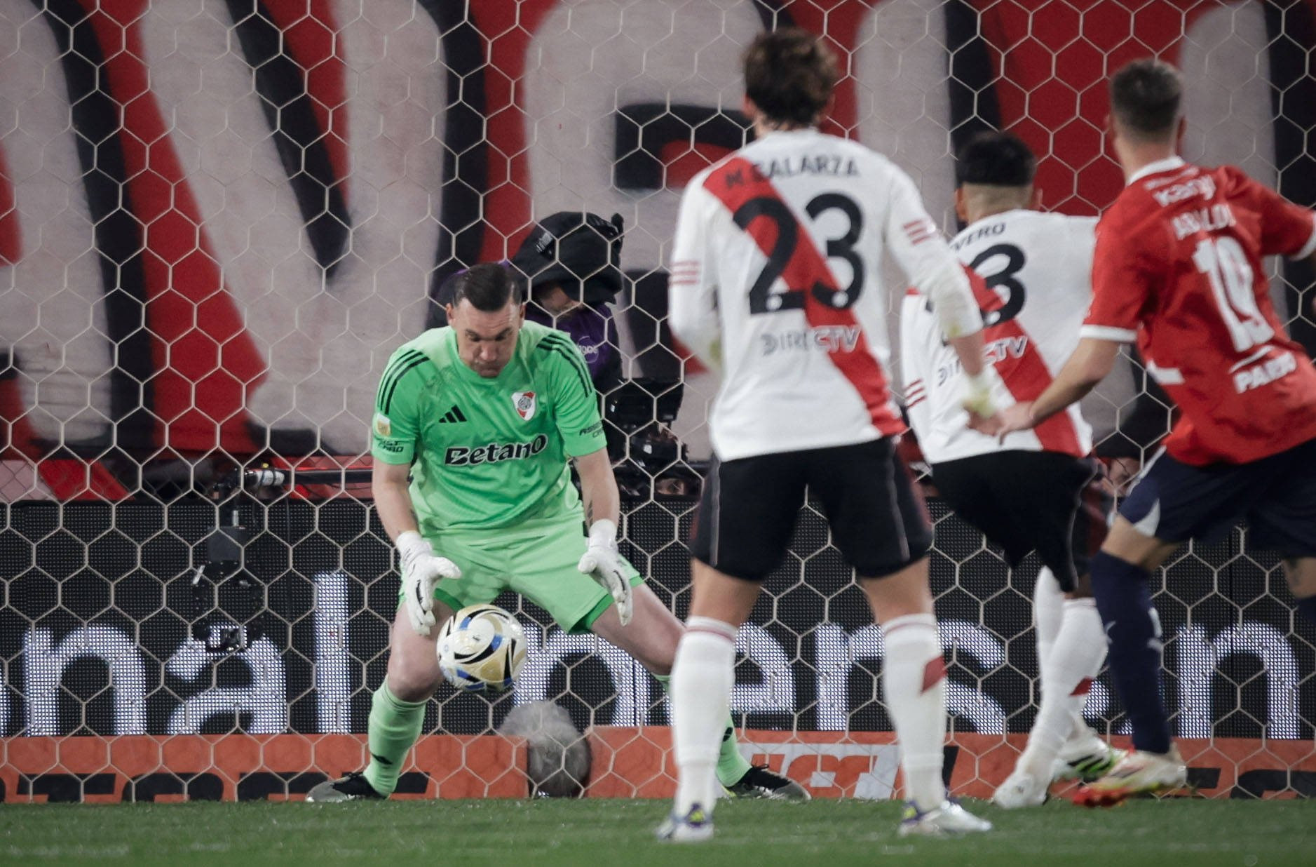 «Κέρβερος» Αρμάνι και όλα στο «μηδέν» ανάμεσα στην ανώτερη Ιντεπεντιέντε και την Ρίβερ Πλέιτ (video)