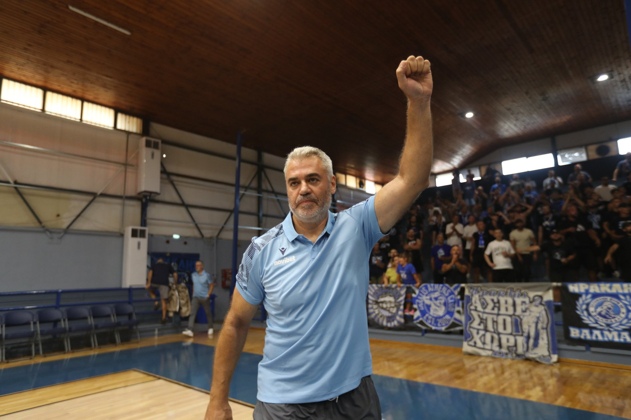 Ο κόσμος του Ηρακλή αποθέωσε την ομάδα του Σιγάλα σε ανοικτή προπόνηση στο «Ιβανώφειο»