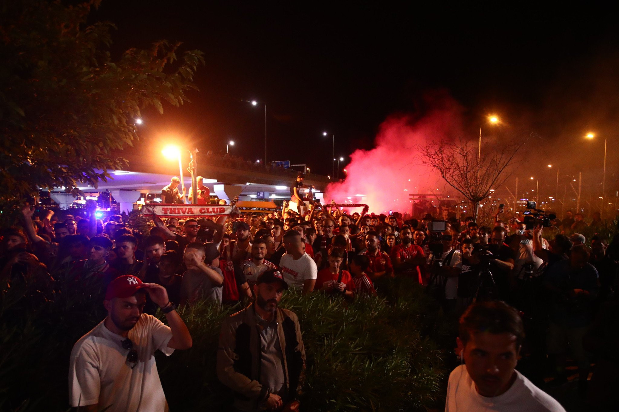 «Κοκκινίζει» το αεροδρόμιο για την άφιξη Ποντένσε (pics & video) «Κοκκινίζει» το αεροδρόμιο για την άφιξη Ποντένσε (pics & video)