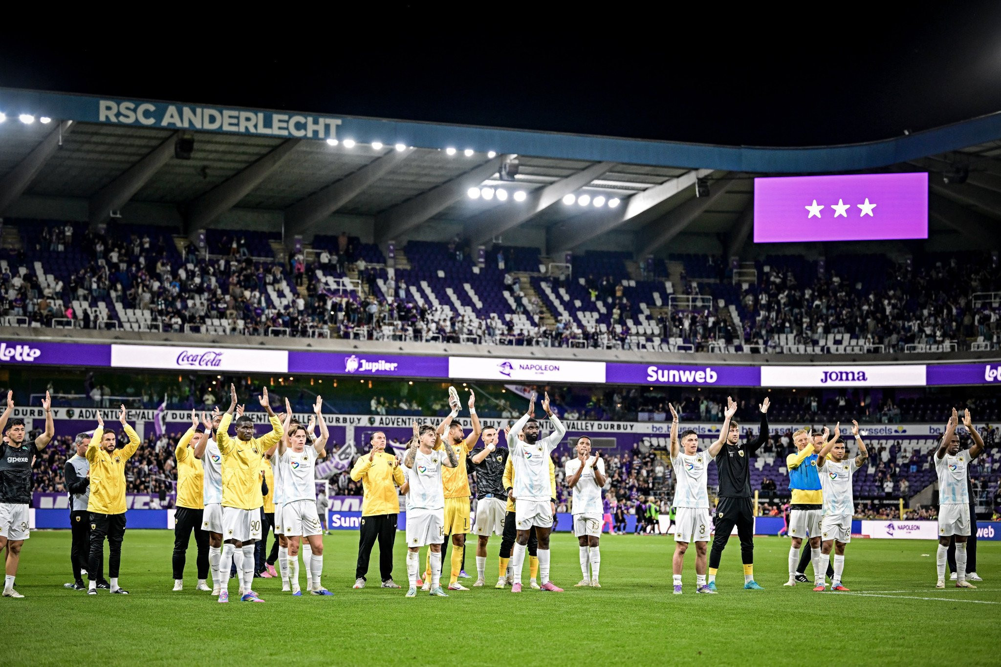 Ομάδα και κόσμος της ΑΕΚ έγιναν ένα μετά το ματς (video)