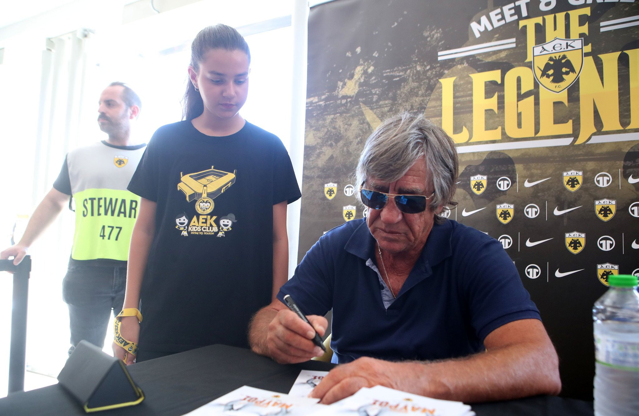 Ουρές κόσμου στη Νέα Φιλαδέλφεια για τον Θωμά Μαύρο