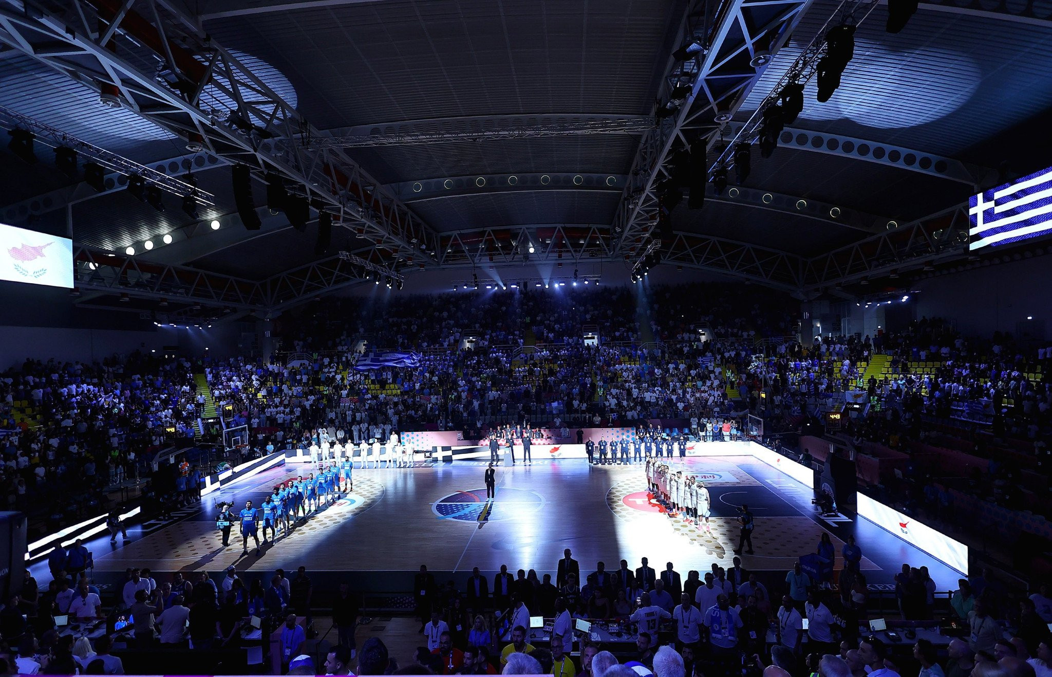 Η Κύπρια φίλαθλος με τη θήκη του ΠΑΟΚ στο κινητό της