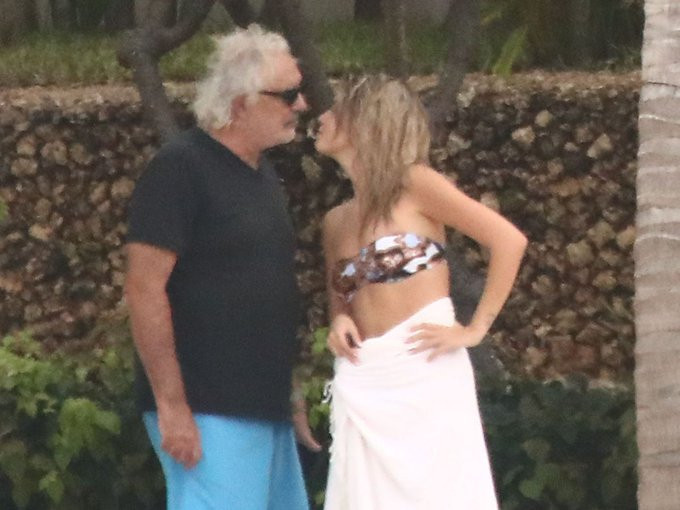 Στο γιοτ με «καυτές» παρουσίες ο 75χρονος Μπριατόρε - Μόλις χώρισε με την φοιτήτρια σύντροφό του