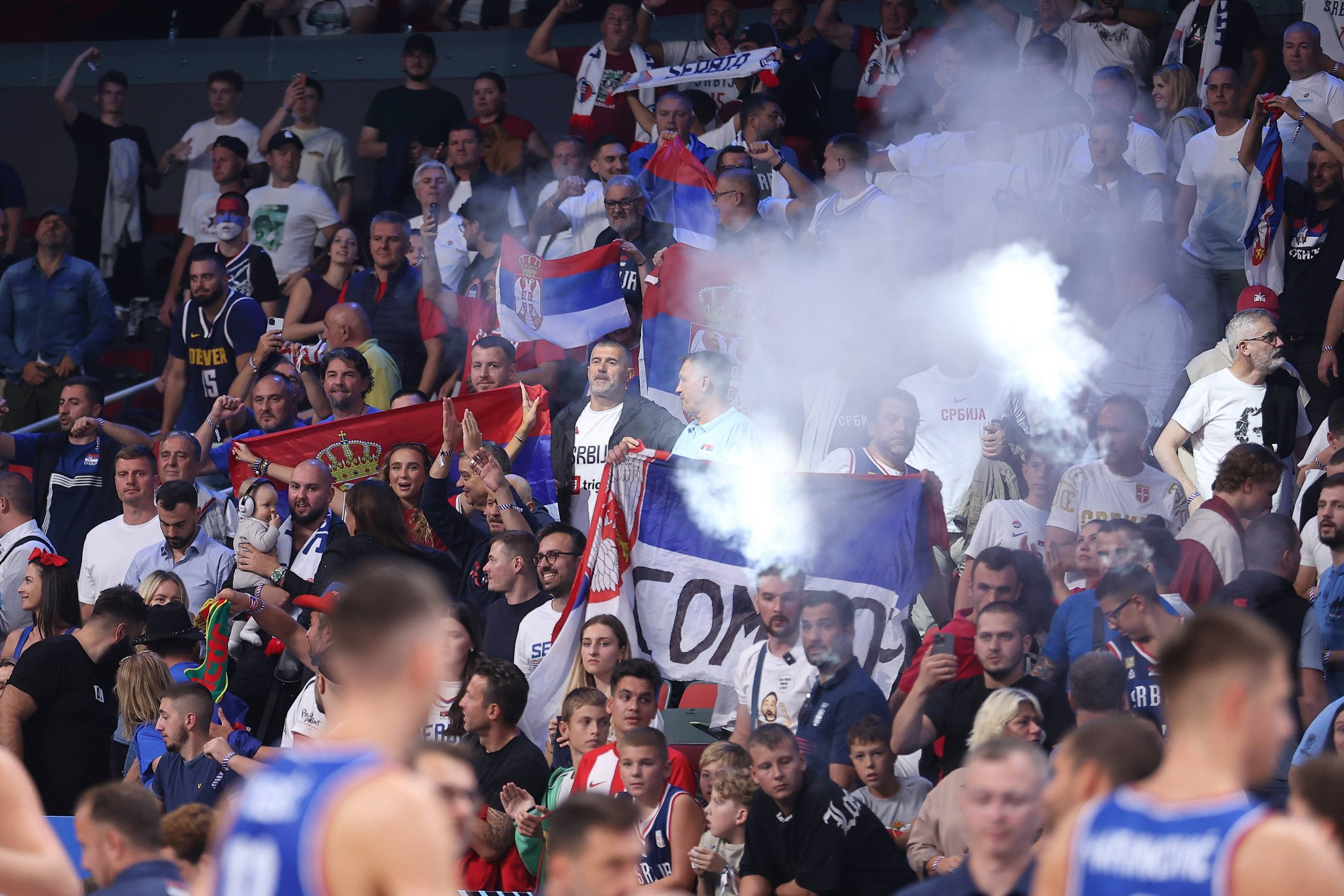 Εντάσεις με πολιτικό φόντο: Οι Σέρβοι οπαδοί συγκρούονται στις κερκίδες του Eurobasket