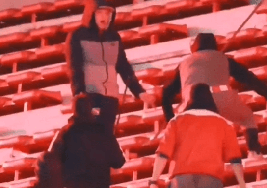 Σοκαριστικό βίντεο: Οπαδός της Ιντεπεντιέντε έδειχνε το σήμα της ομάδας του για να σταματήσουν να τον χτυπούν οι συνοπαδοί του