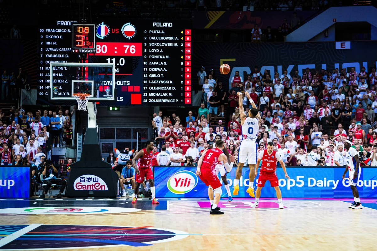 Το τρίποντο του Οκόμπο που «τελείωσε» την Πολωνία (video)