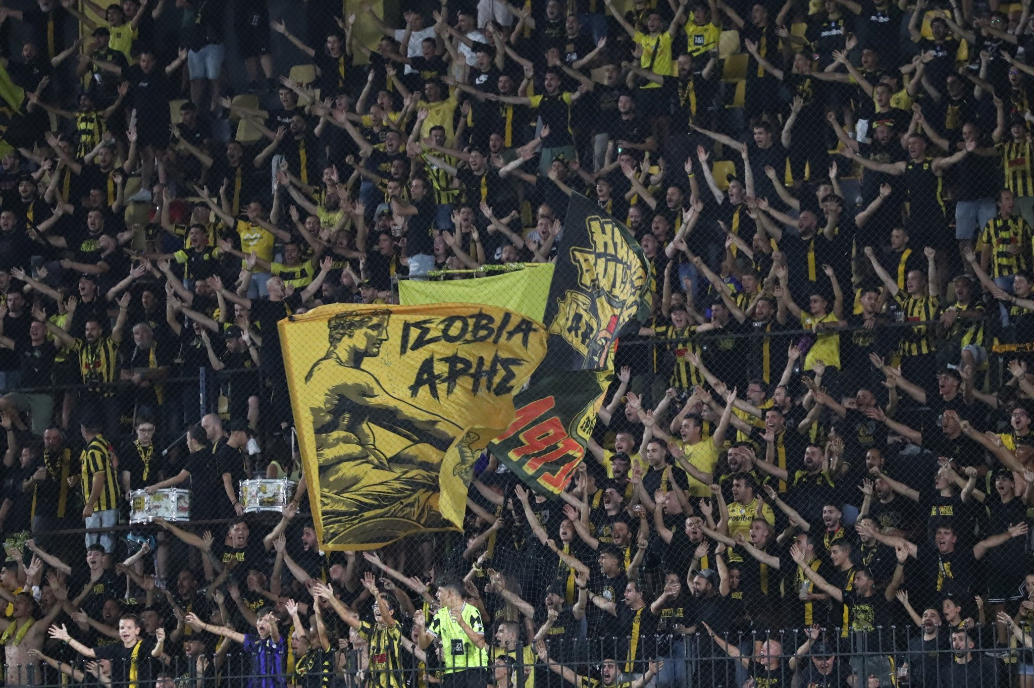 Τρομερή σκηνή: Οπαδοί του Άρη σκαρφάλωσαν στα κάγκελα για να κεράσουν μπύρες τους οπαδούς του Παναιτωλικού (video)