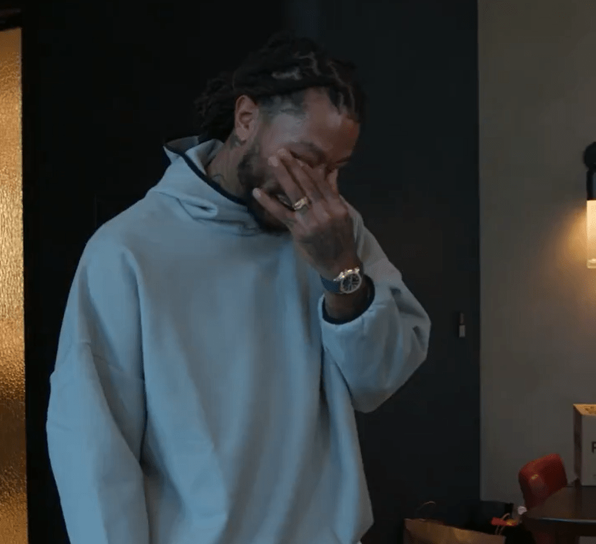 «Λύγισε» ο Ντέρικ Ρόουζ με το που έμαθε για την απόσυρση της φανέλας του από τους Σικάγο Μπουλς (video)