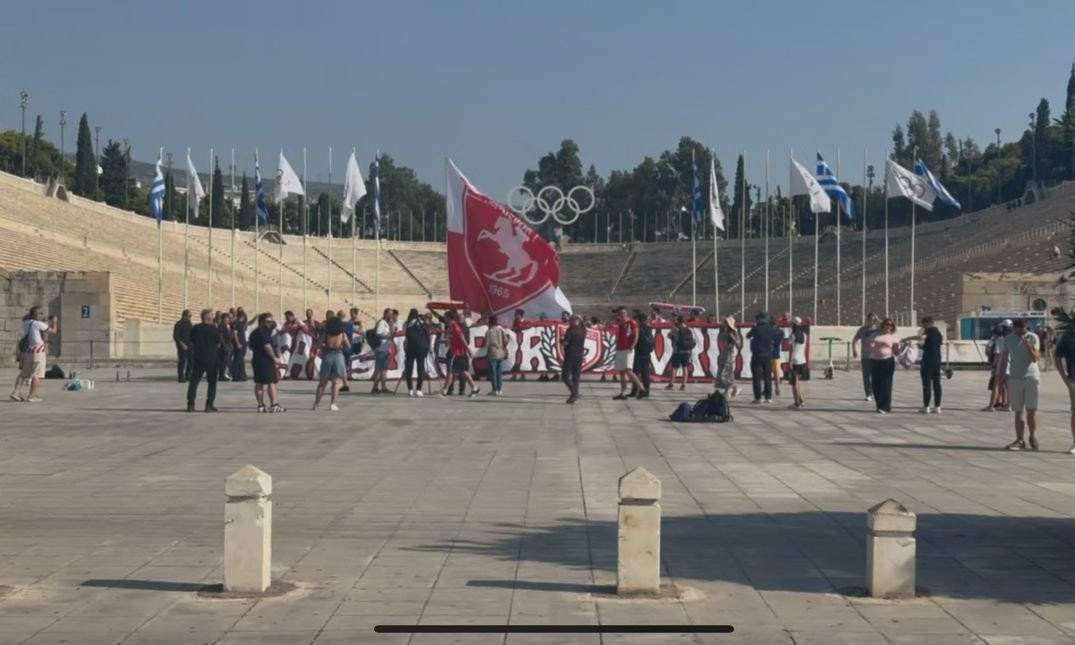 Οπαδοί της Σαμσουνσπόρ με σημαίες και πανό στο Καλλιμάρμαρο λίγες ώρες πριν το ματς (video)