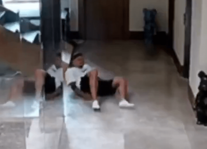 Ο «βιονικός» Βαλβέρδε, τραυματίστηκε με τον πιο απίθανο τρόπο, παίζοντας με τον γιο του (video)