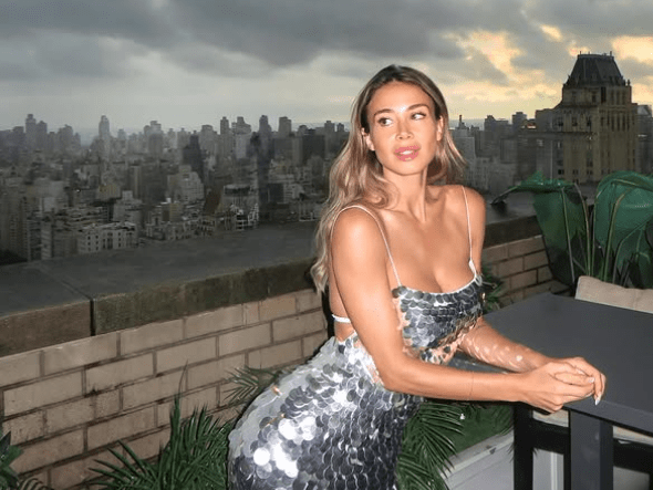 «Είσαι το νούμερο 1»- Η Ντιλέτα Λεότα με «καυτό» κόκκινο φόρεμα φέρνει τους θαυμαστές της στα όριά τους (video)