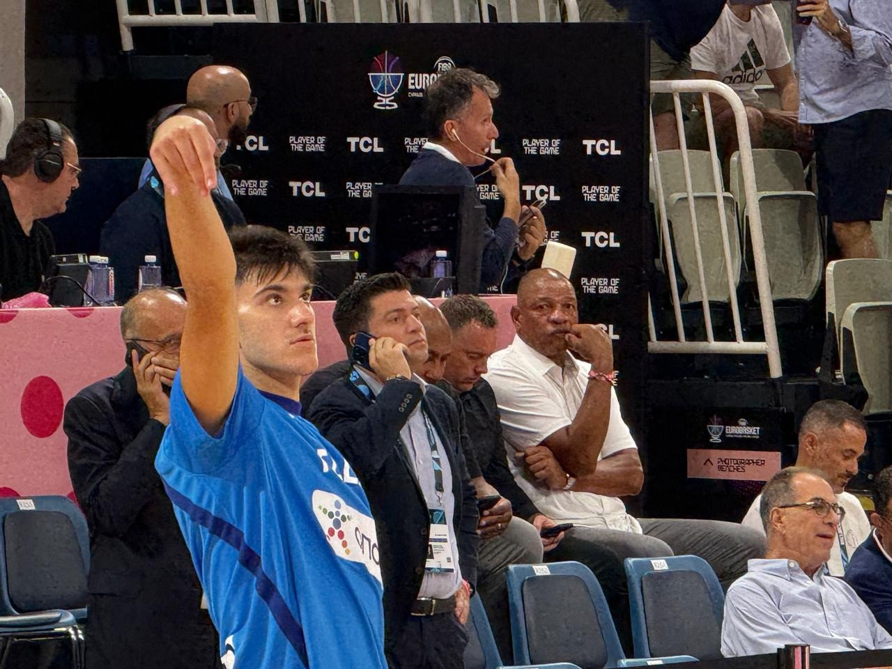 Όλα τα βλέμματα «καρφωμένα» πάνω του: Ο Ντοκ Ρίβερς βρίσκεται στην Κύπρο για να καμαρώσει τον Γιάννη