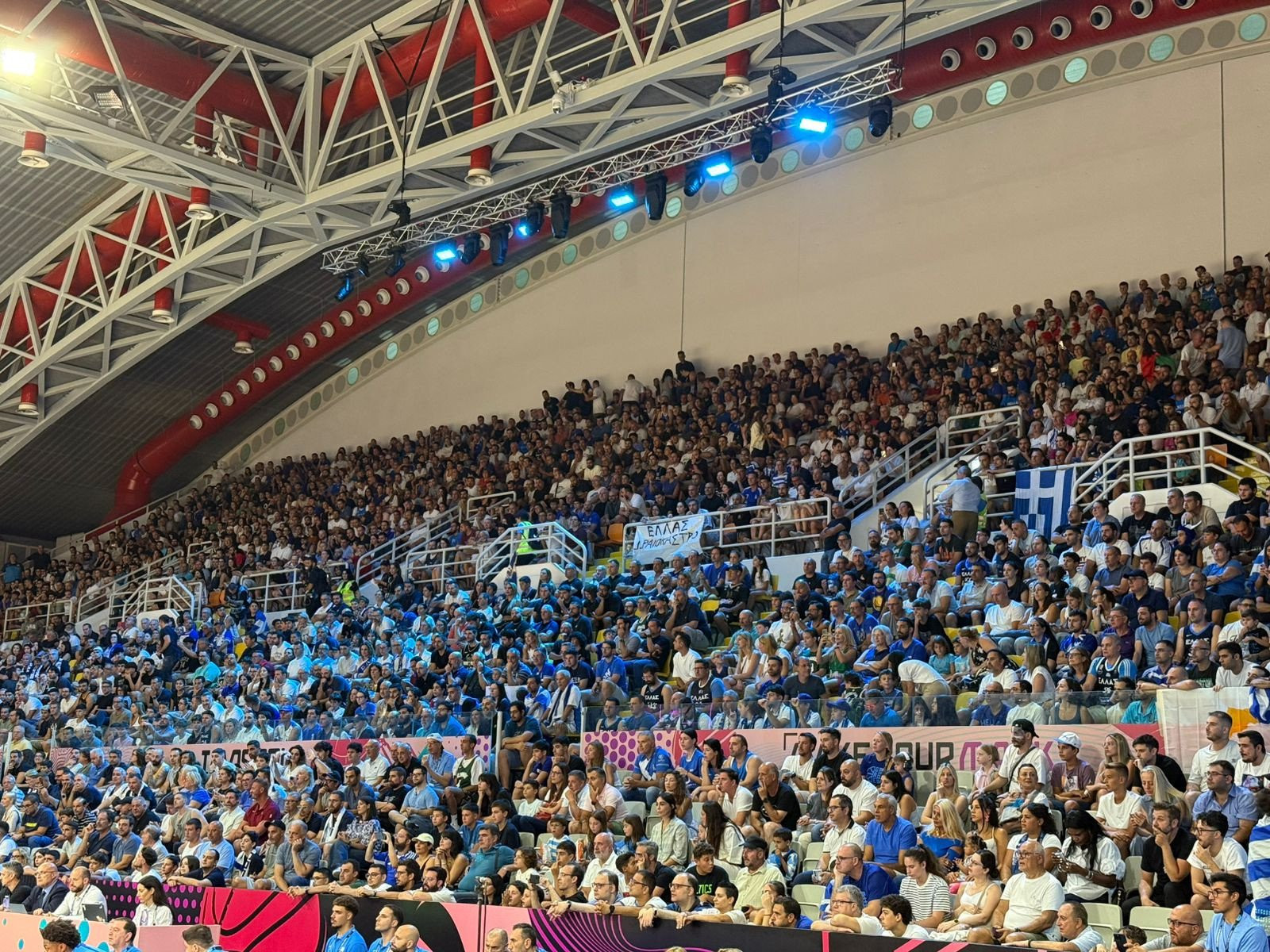 Πάντα δίπλα στο πλευρό της Εθνικής: Εκπληκτική ατμόσφαιρα στο «Σπύρος Κυπριανού» για τη γαλανόλευκη