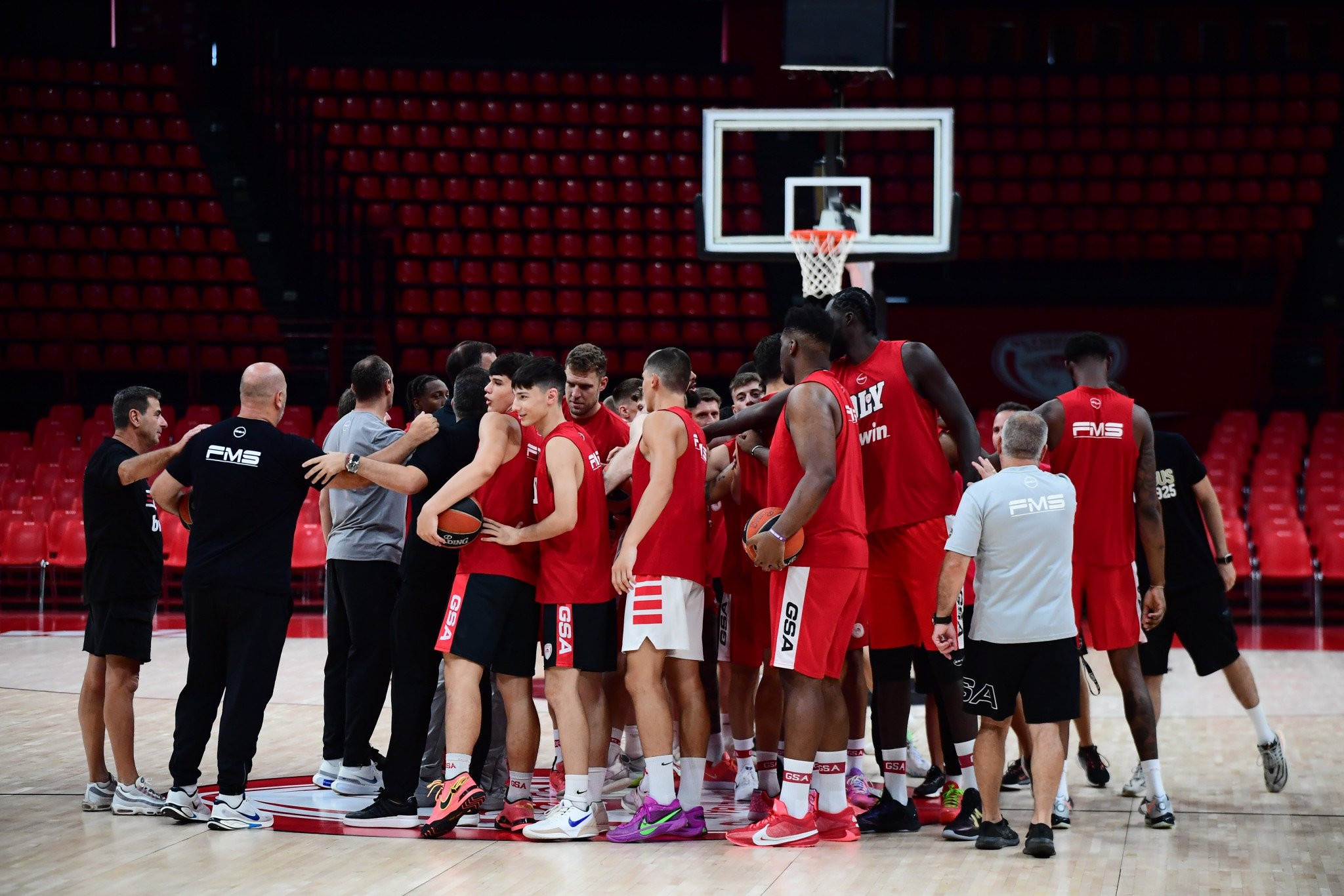 Ο Ολυμπιακός συνεχίζει την προετοιμασία του - Πλάνα από την προπόνηση των «ερυθρολεύκων» (video)