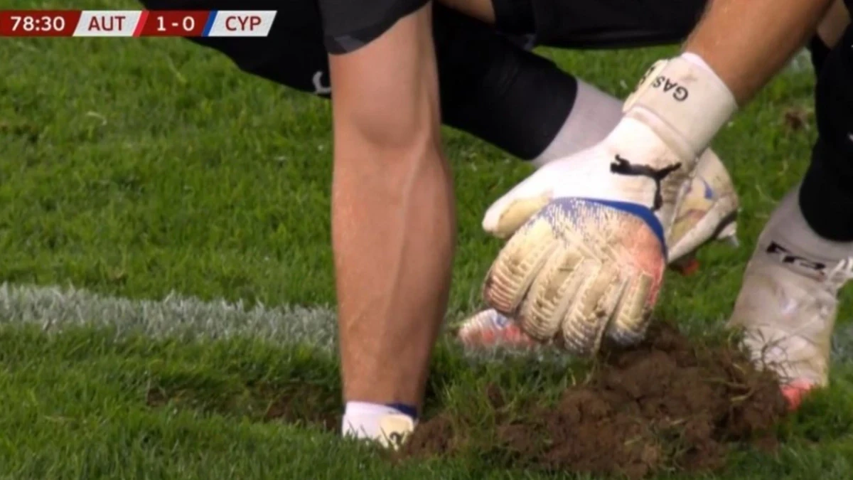 Άνοιξε τρύπα στο χορτάρι στο Αυστρία-Κύπρος και χρησιμοποίησαν κουβάδες με χώμα