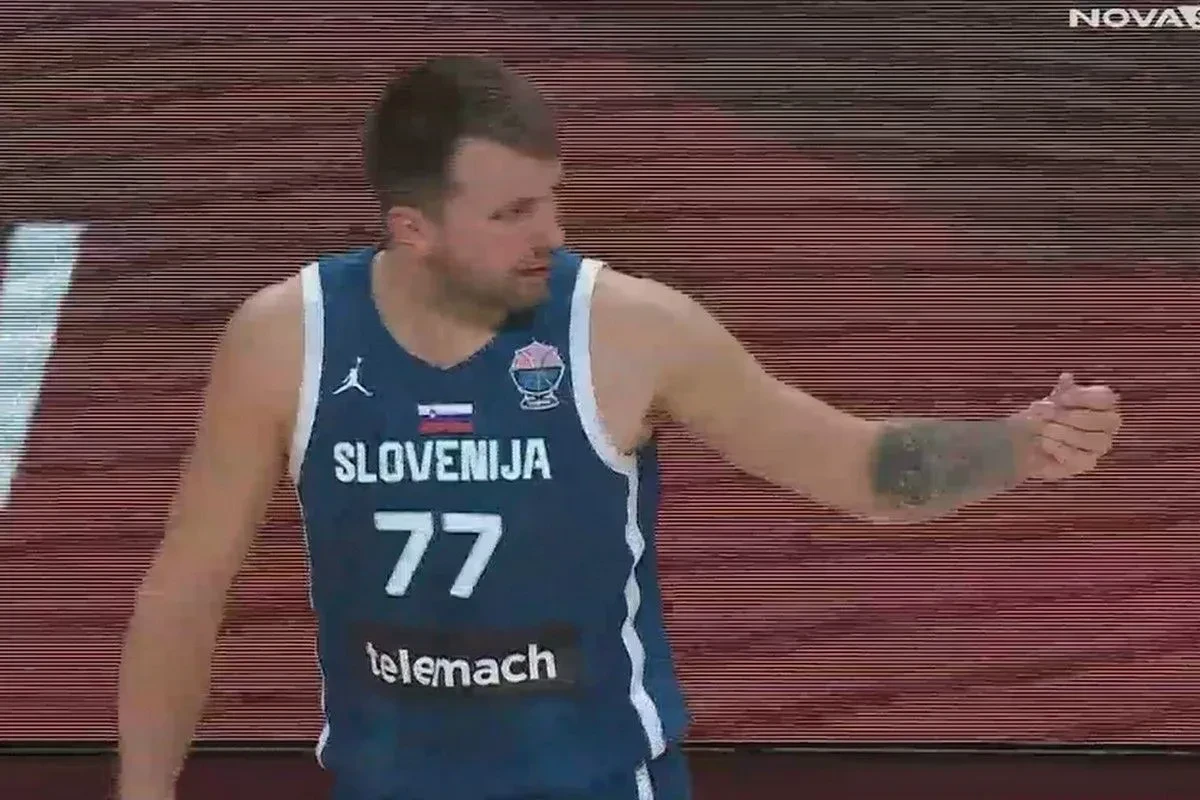 Ο Ντόντσιτς χρεώθηκε με τέταρτο φάουλ και έκανε νόημα στους διαιτητές ότι τα... παίρνουν (pic)