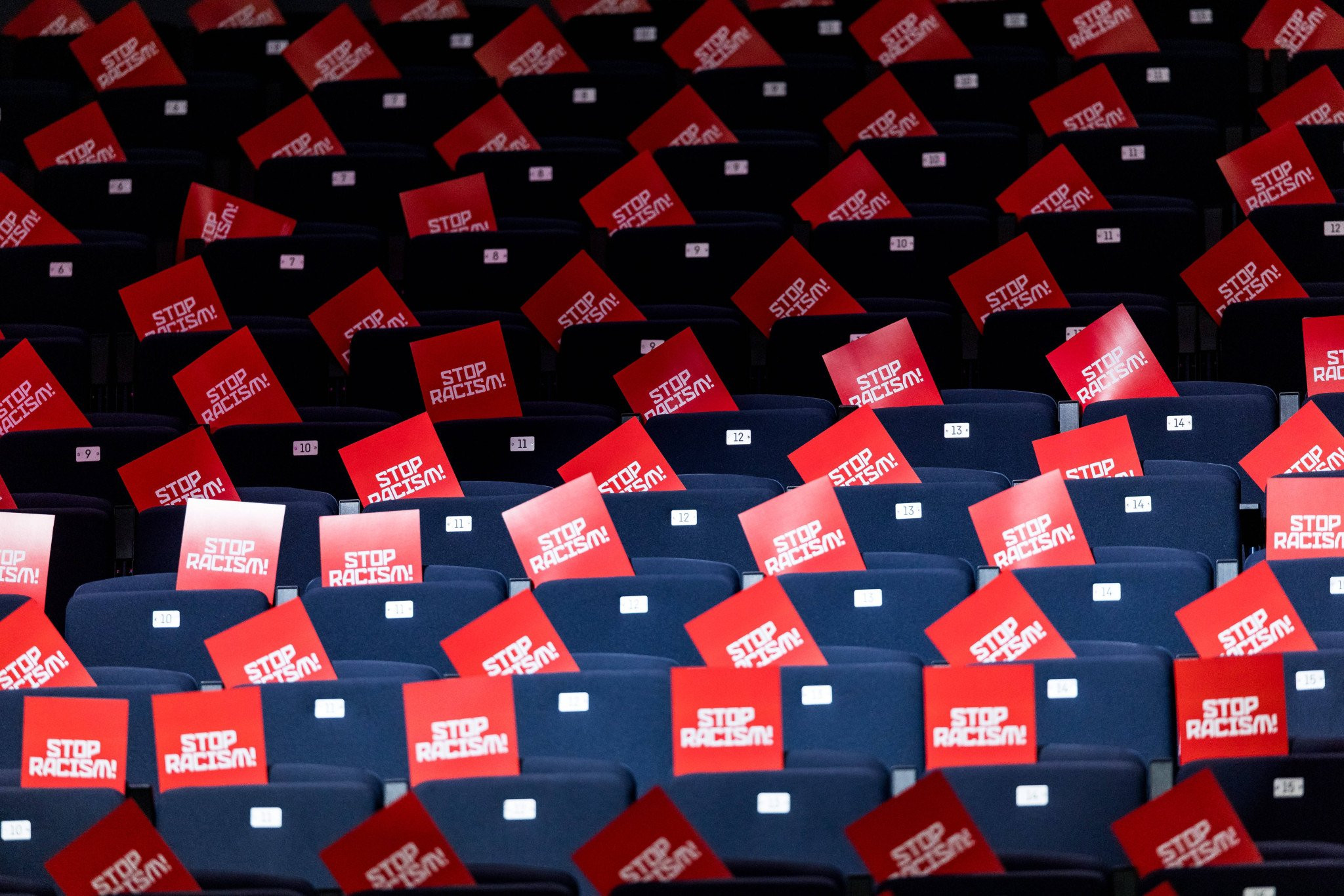 «Stop Racism»: Πλακάτ στήριξης στον Ντένις Σρέντερ από τους Φινλανδούς