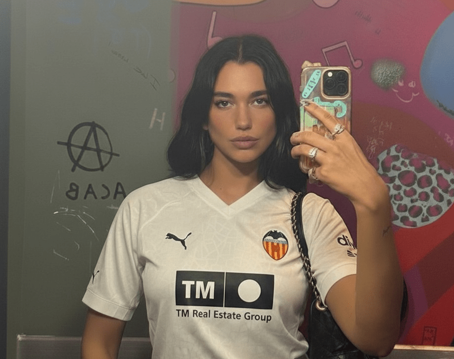 Από τη Βαλένθια στην Μπάγερν - Πώς μια απλή φανέλα της Dua Lipa ξεκίνησε μια viral τάση στις φανέλες