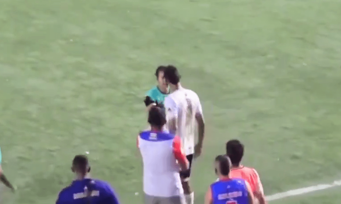 Ποδοσφαιριστής χαστούκισε γυναίκα διαιτητή κι εκείνη τον πήρε στο... κυνήγι (video)