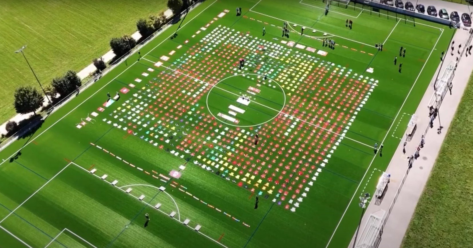 Ένας... τρελός τρελός συλλέκτης: Ο οπαδός της Λίβερπουλ που έκανε παγκόσμιο ρεκόρ με 1047 φανέλες