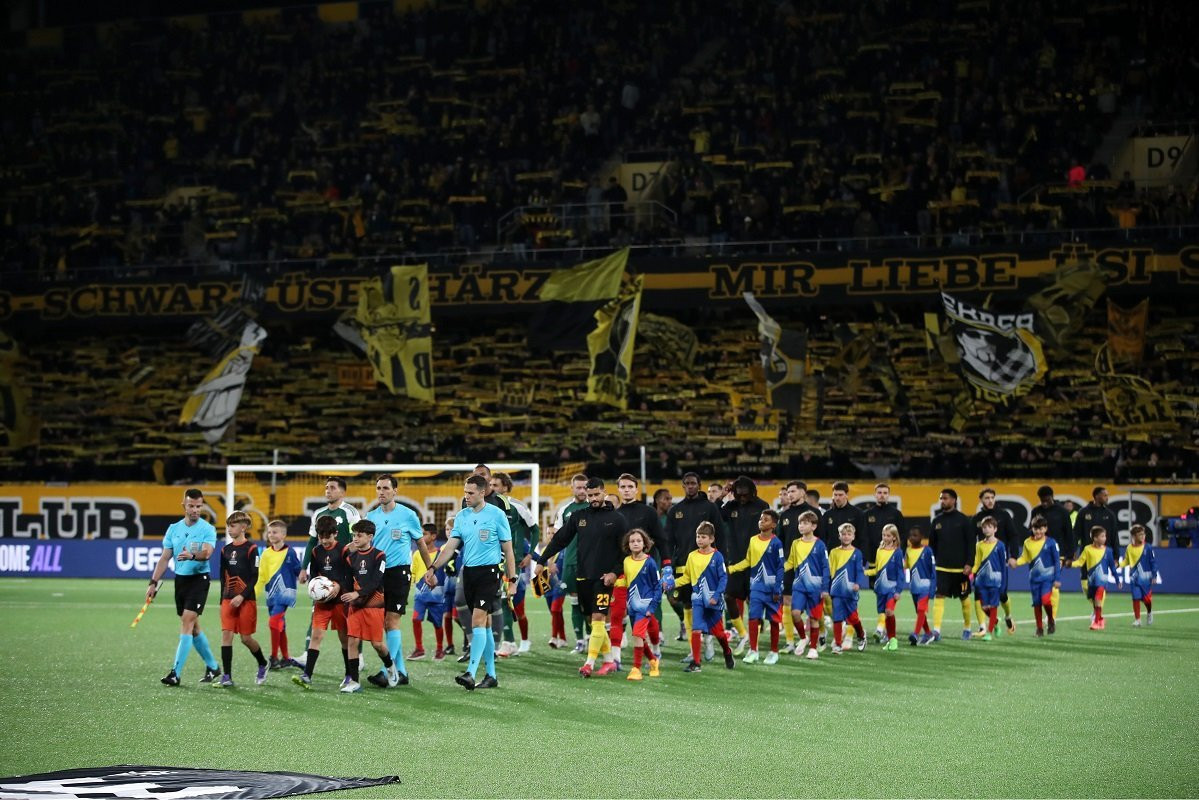 Οι οπαδοί της Γιούνγκ Μπόις απολογήθηκαν στο παιχνίδι με τον Παναθηναϊκό για τα επεισόδια που έκαναν