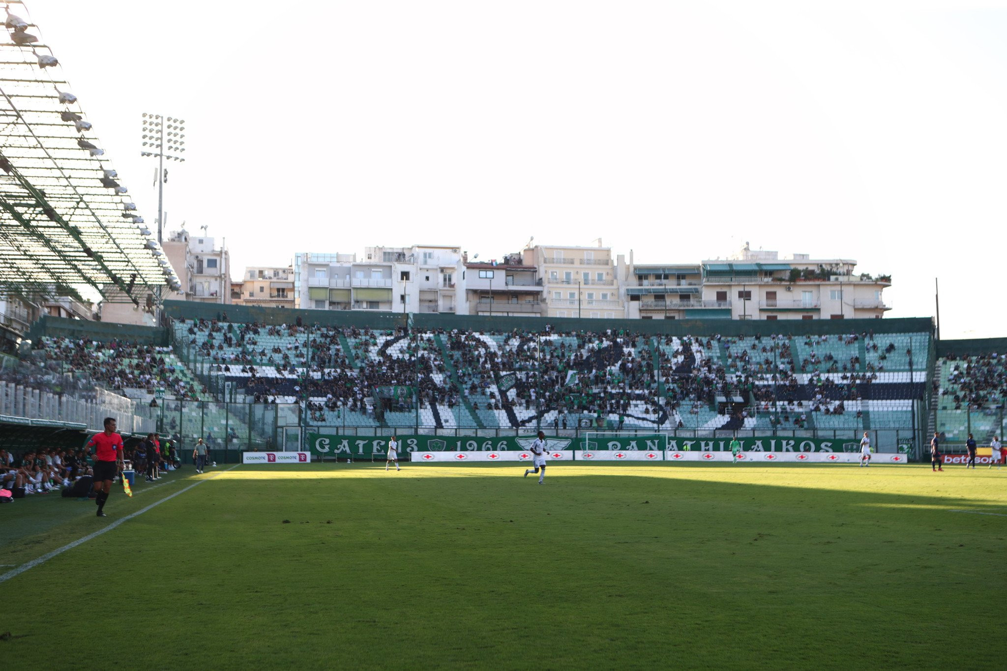 Συνθήματα κατά Αλαφούζου, Παπαδημητρίου και παικτών στο πρώτο ημίχρονο στην Λεωφόρο