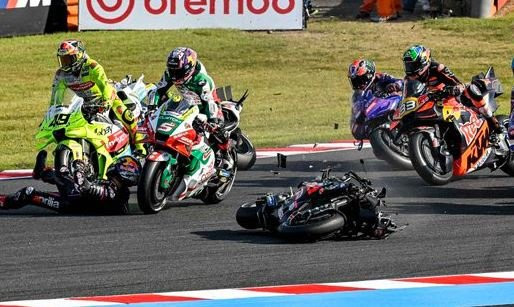 Εσπευσμένα στο νοσοκομείο ο πρωταθλητής του Moto GP έπειτα από πτώση - Έφυγε από την πίστα με ελικόπτερο (video)