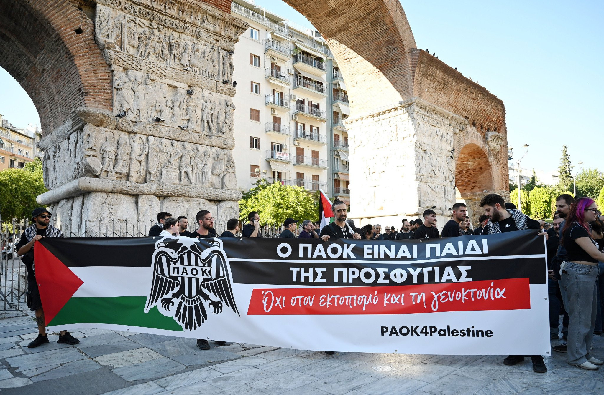Συγκέντρωση οπαδών του ΠΑΟΚ στην Καμάρα υπέρ της Παλαιστίνης (photo)