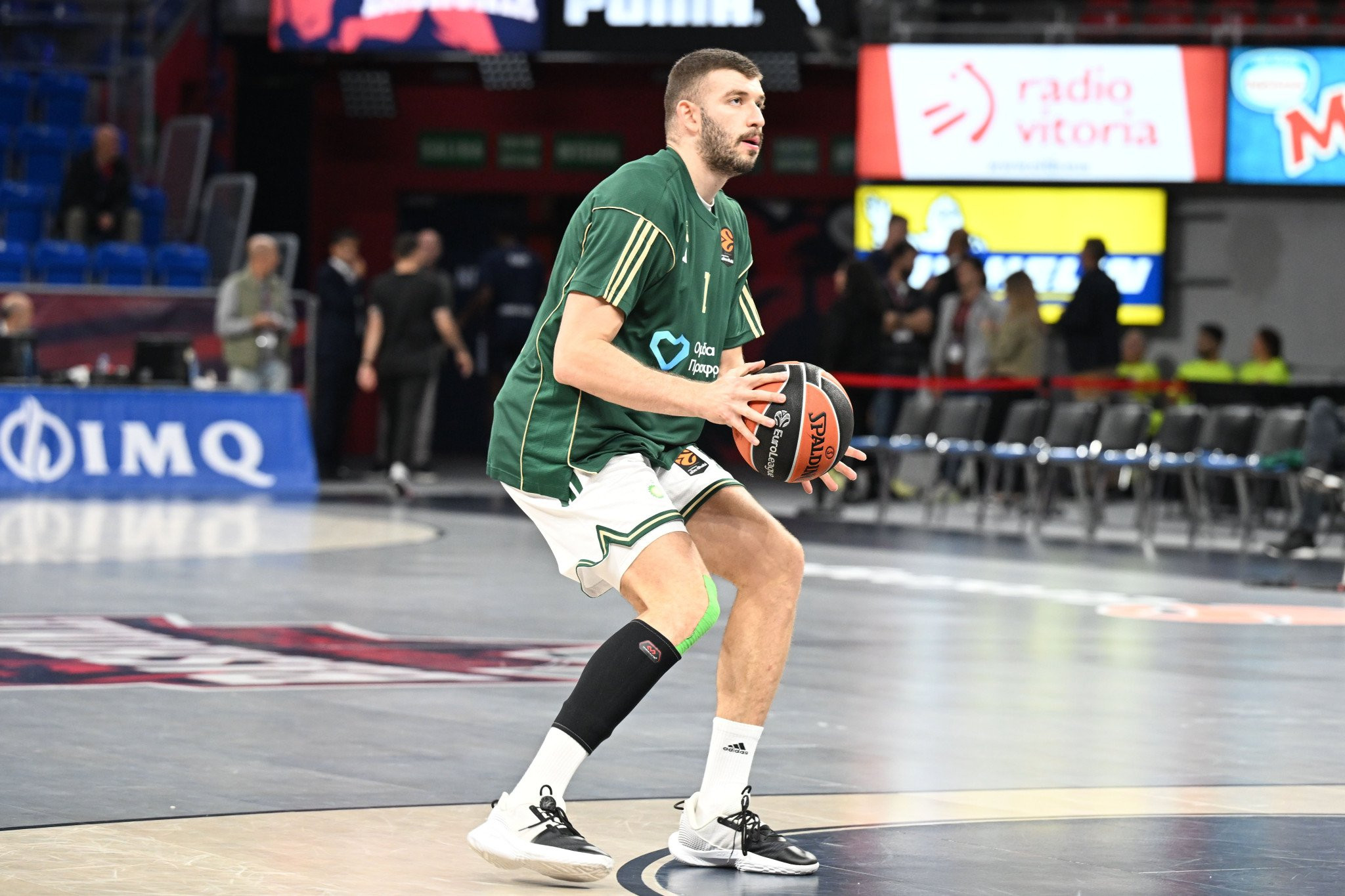 Ο Ρογκαβόπουλος επέστρεψε στην «Buesa Arena» και του ζήτησαν φωτογραφία - Το βίντεο του Athletiko