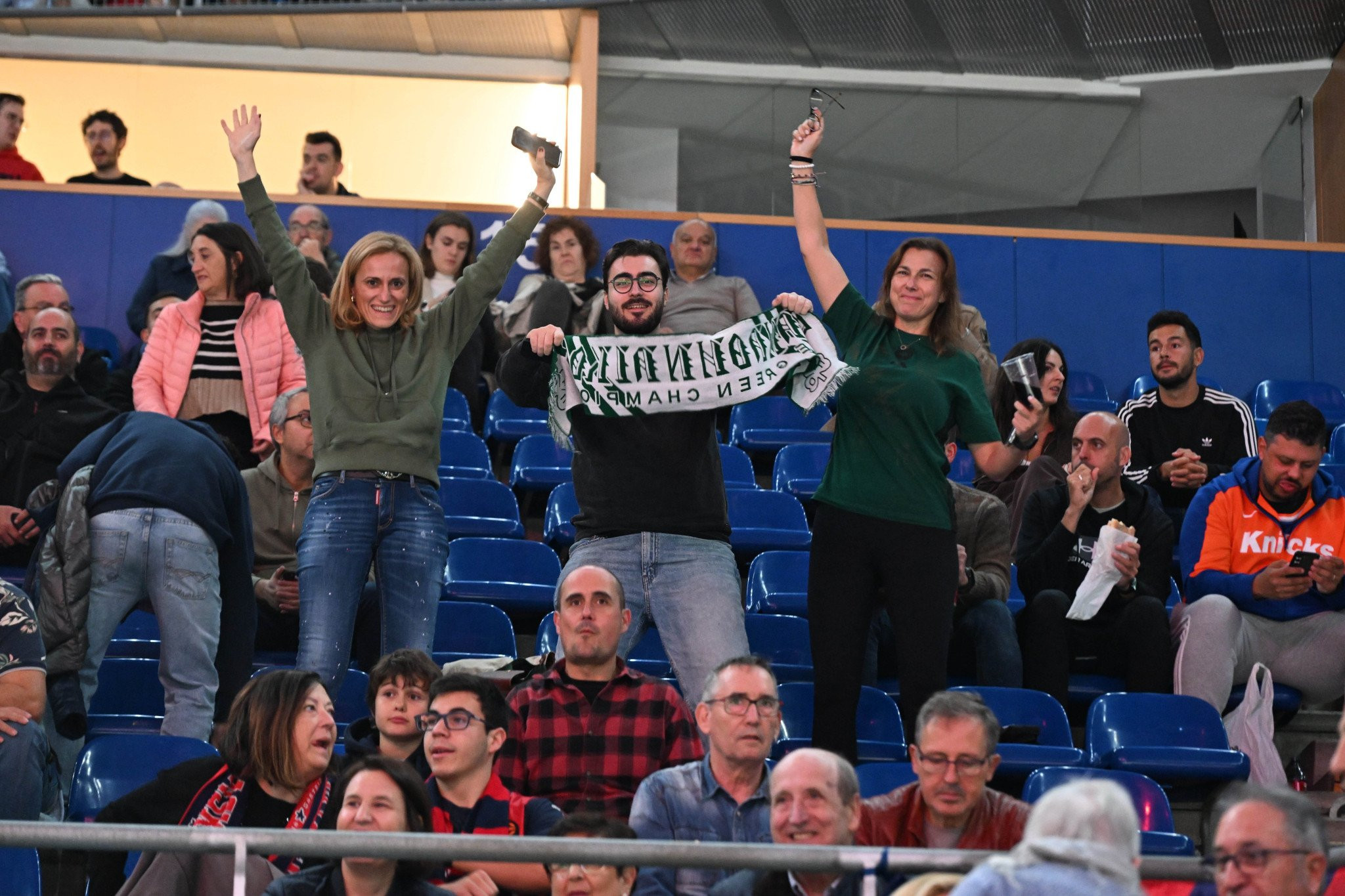 Η είσοδος του Παναθηναϊκού στην Μπουέσα Αρένα - 150 φίλαθλοι στο πλευρό της ομάδας (video)