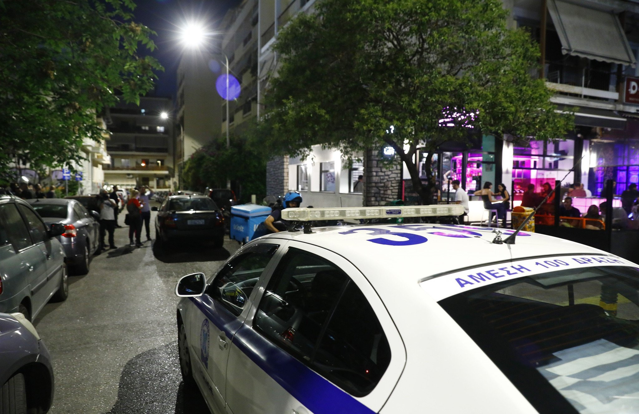 Επεισόδια στο Περιστέρι: Η στιγμή που οπαδοί πιάνονται στα χέρια μετά το Ατρόμητος - ΑΕΛ (video)