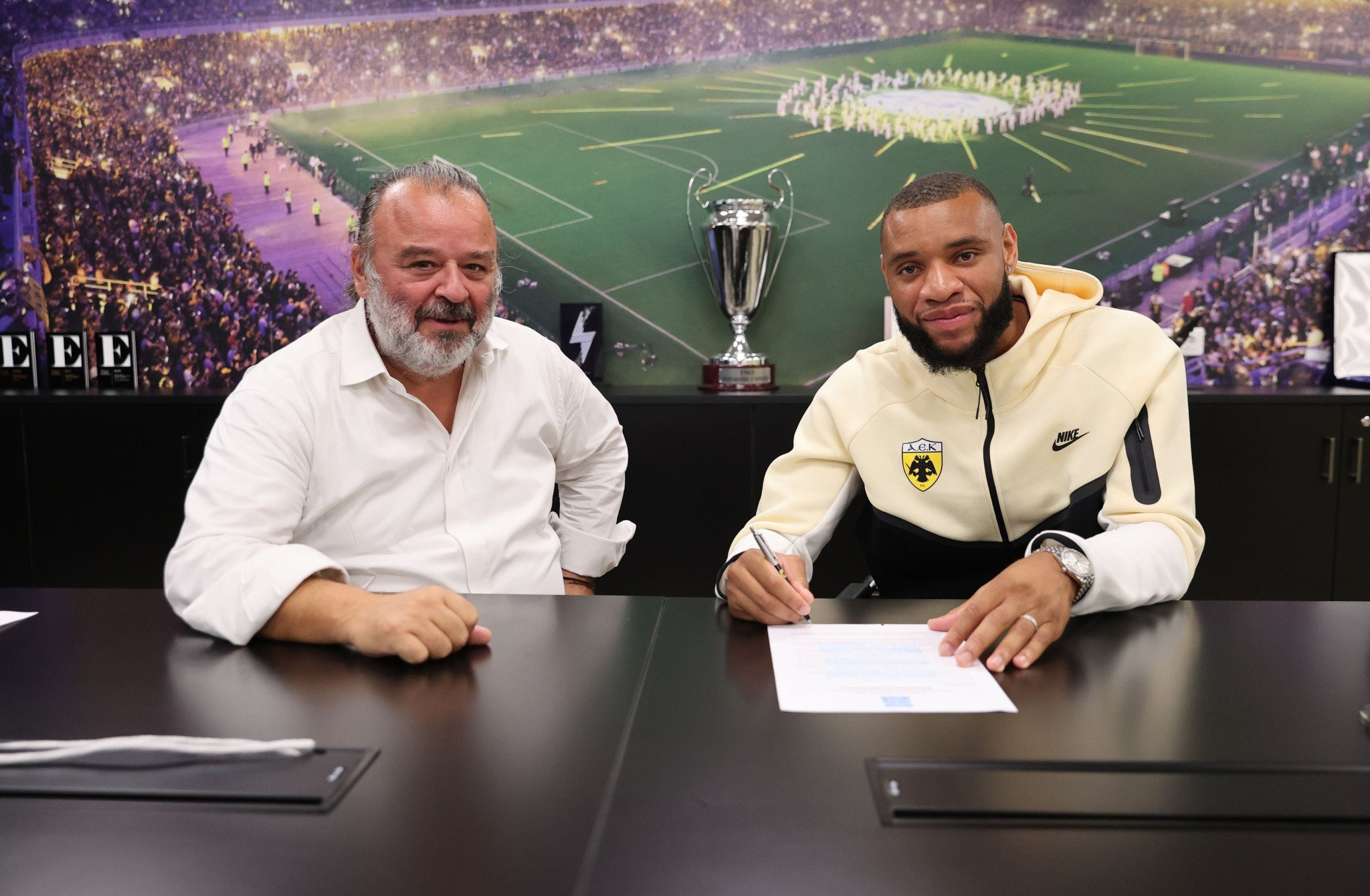 Μουκουντί: «Χαρούμενος που συνεχίζω την περιπέτεια με την ΑΕΚ»