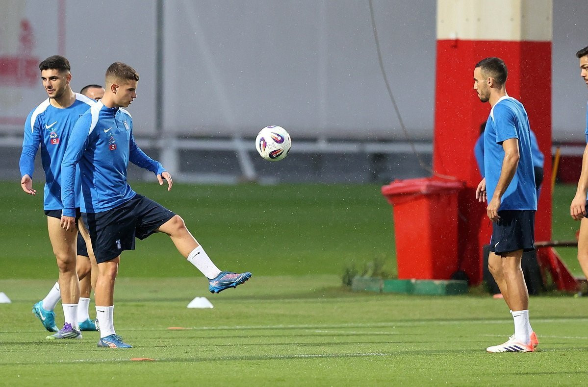 Υπό καταρρακτώδη βροχή η πρώτη προπόνηση της Εθνικής ενόψει Σκωτίας