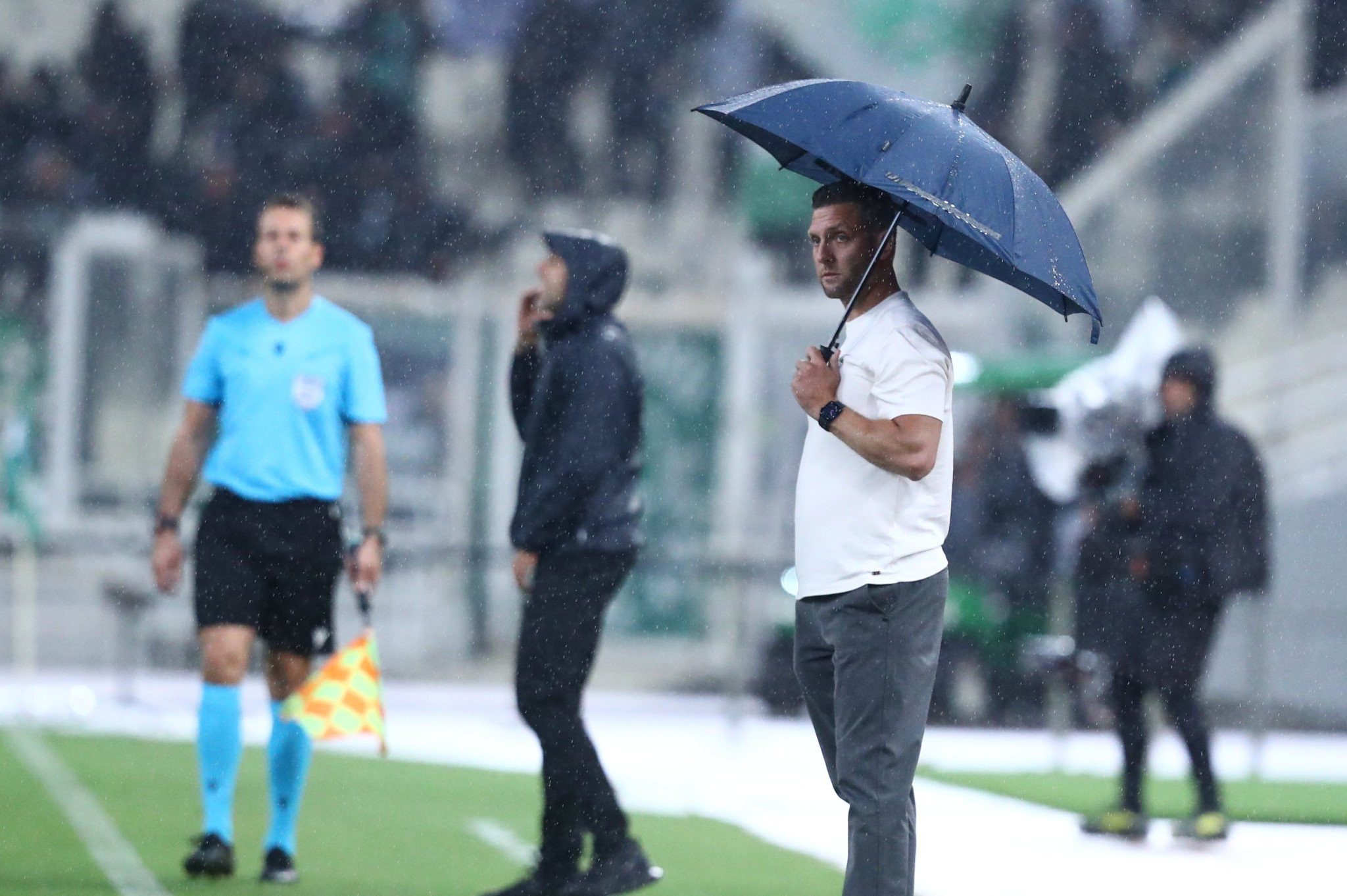 Όρθιος με ομπρέλα ο προπονητής της Γκόου Αχέντ Ιγκλς (video)