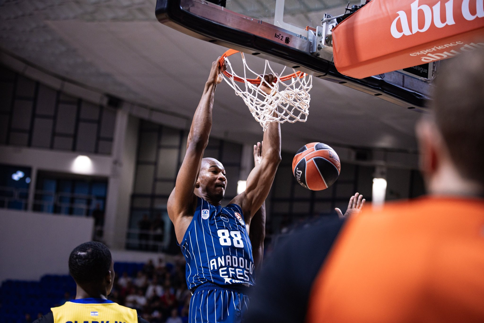 Η τριάδα-φωτιά της Εφές «καθάρισε» την Μακάμπι