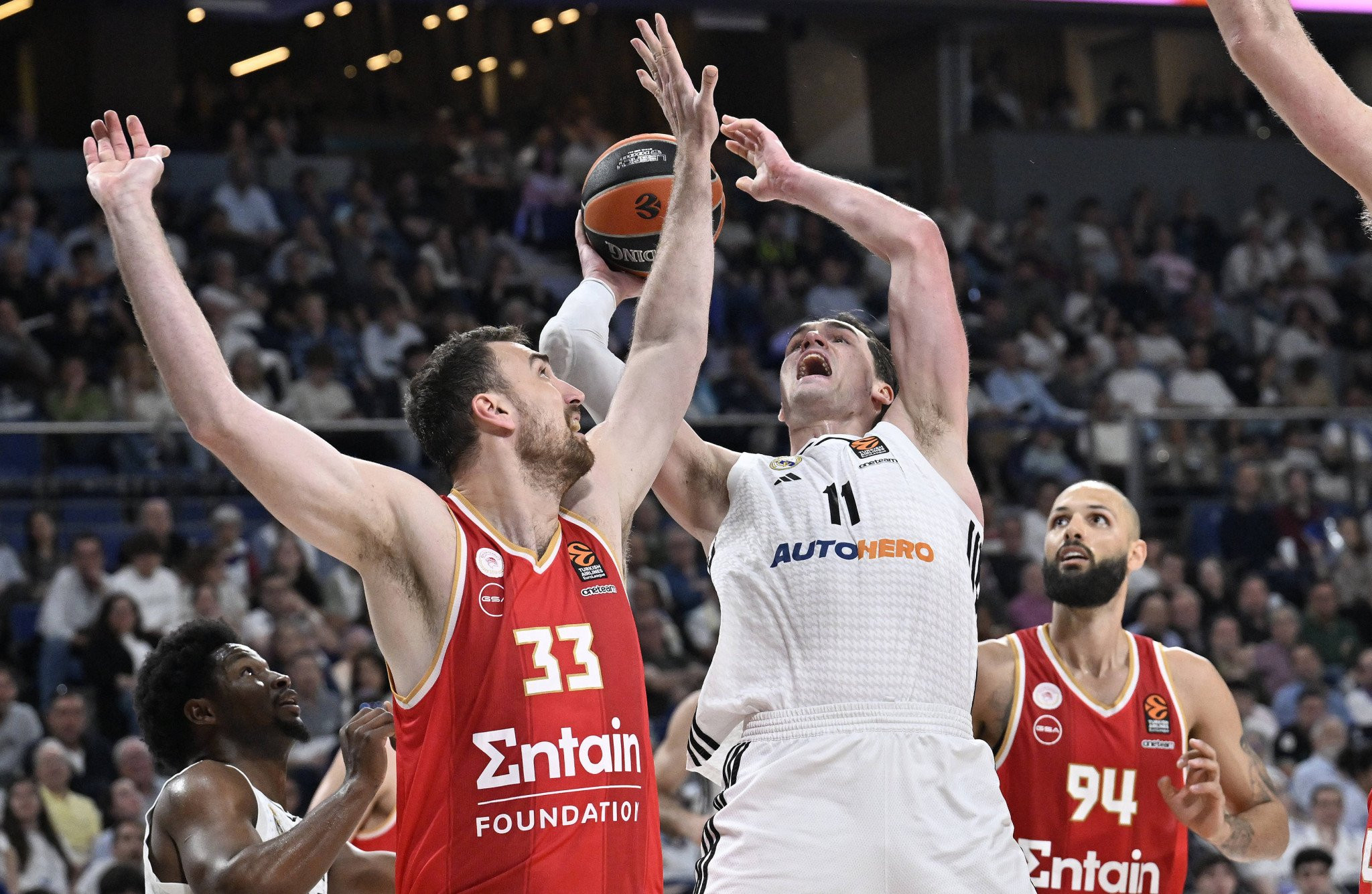 Αντίθετες πορείες: Ο Ολυμπιακός έχει καταφέρει όλα όσα απέτυχε να πράξει η Ρεάλ Αντίθετες πορείες: Ο Ολυμπιακός έχει καταφέρει όλα όσα απέτυχε να πράξει η Ρεάλ