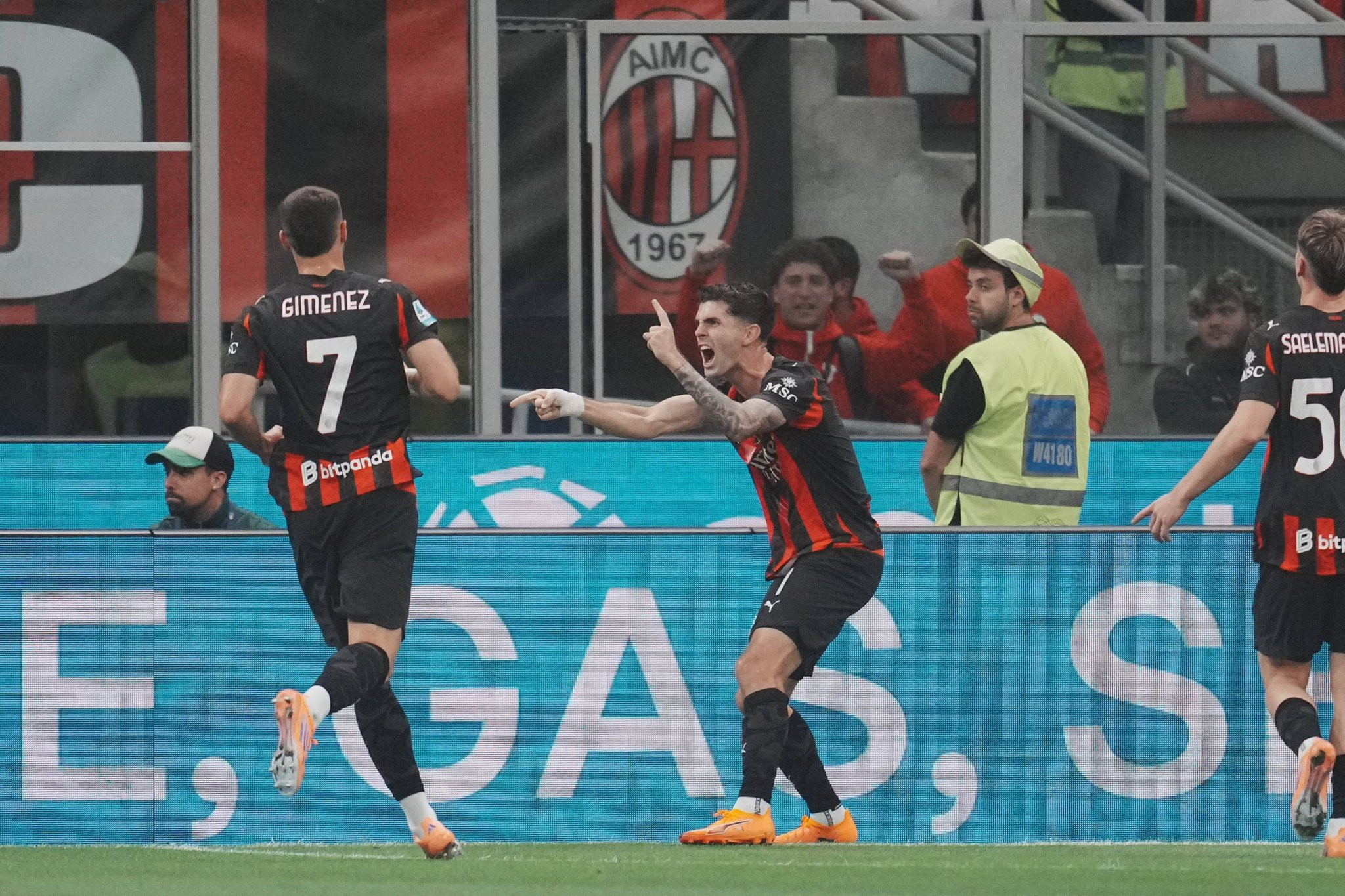 Η Μίλαν των 10 παικτών πήρε το ντέρμπι με τη Νάπολι και ανέβηκε στην κορυφή της Serie A