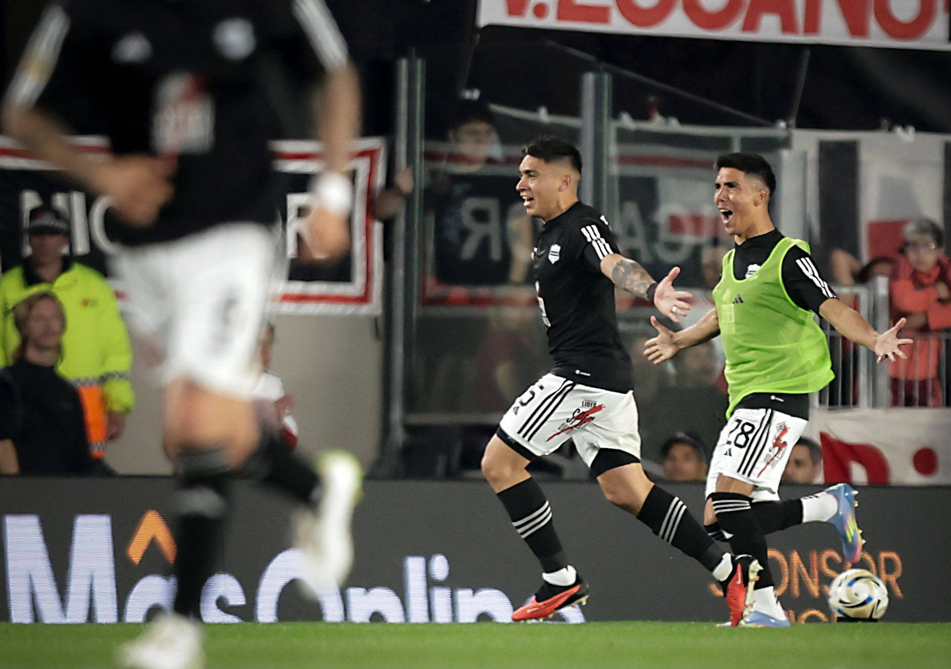 Τρομερή Ντεπορτίβο Ριέστρα, κέρδισε εκτός έδρας την Ρίβερ Πλέιτ και προελαύνει στο Torneo Clausura