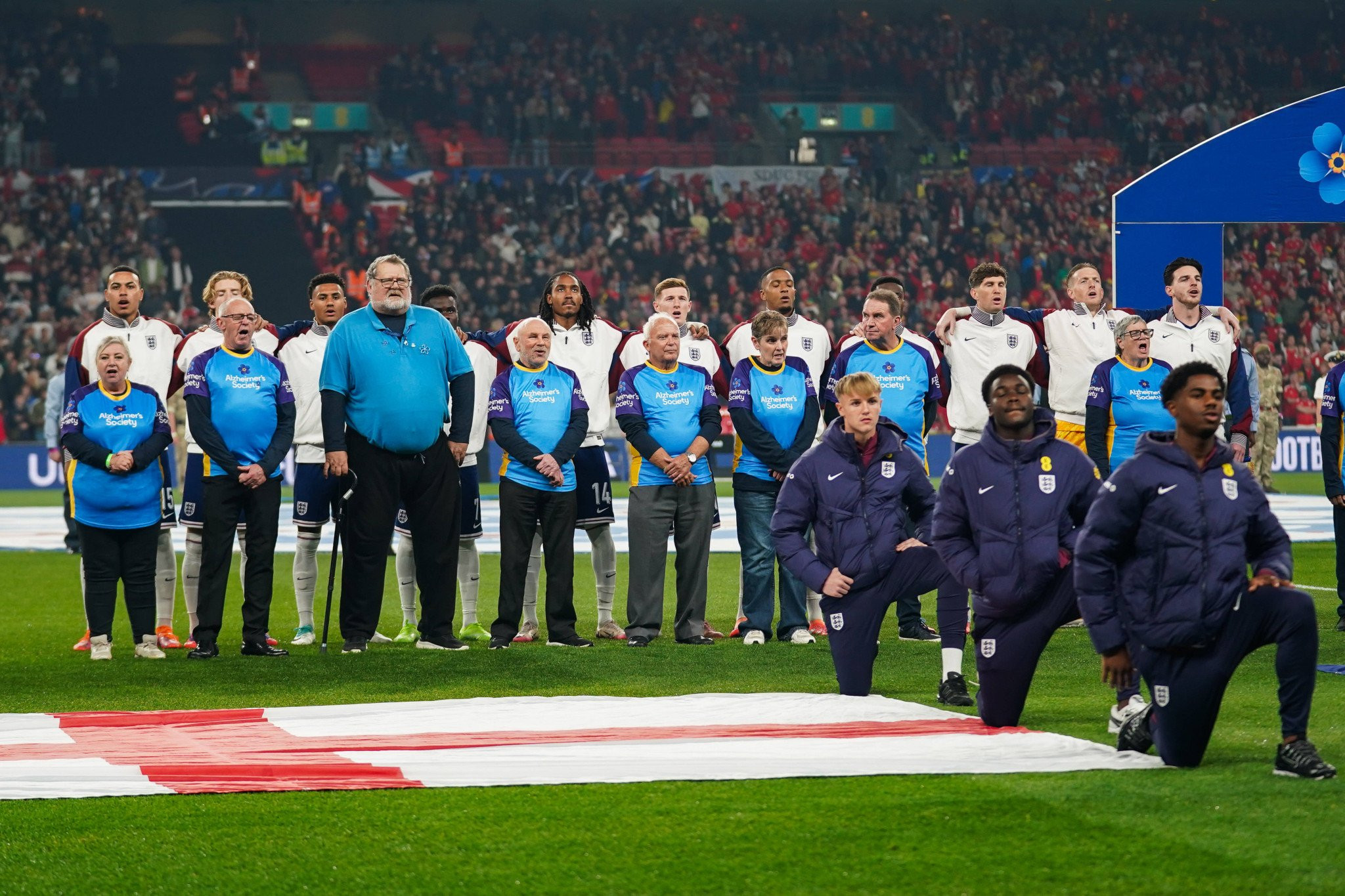 Συγκινητική στιγμή στο «Γουέμπλεϊ»: Οι παίκτες μπήκαν στο γήπεδο συνοδεία ατόμων με άνοια (video)