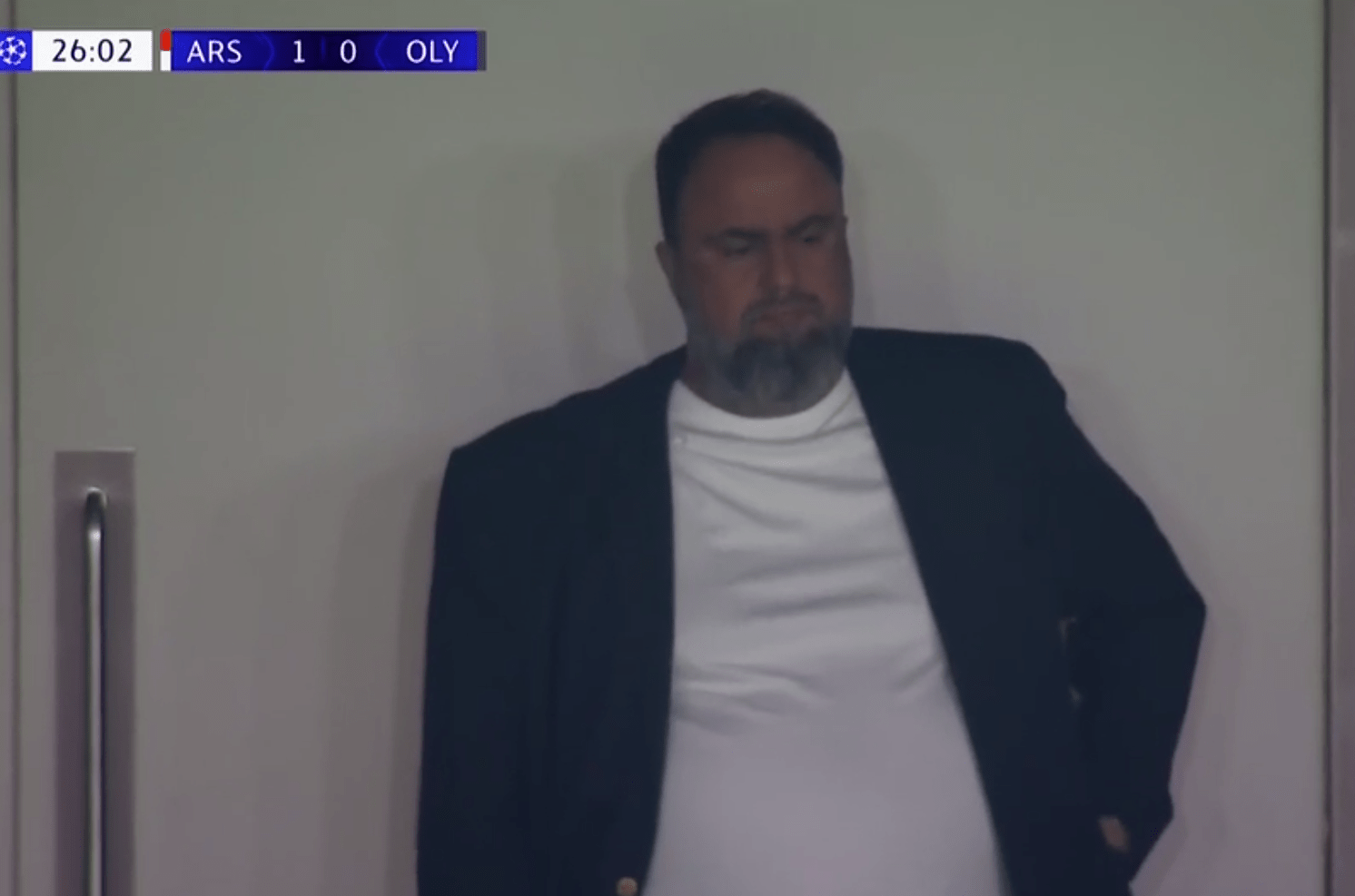 Το πλάνο με τον όρθιο και αγχωμένο Μαρινάκη στο «Έμιρεϊτς» (video)