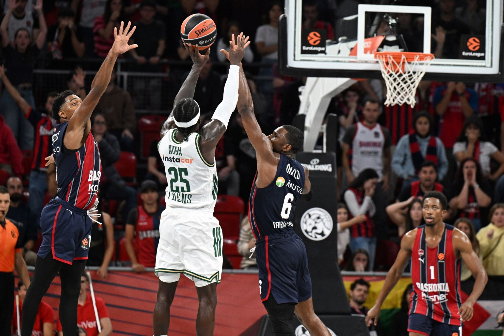 H καλαθάρα του Ναν στη Βιτόρια είναι το κορυφαίο play του Οκτωβρίου στην Euroleague (video)