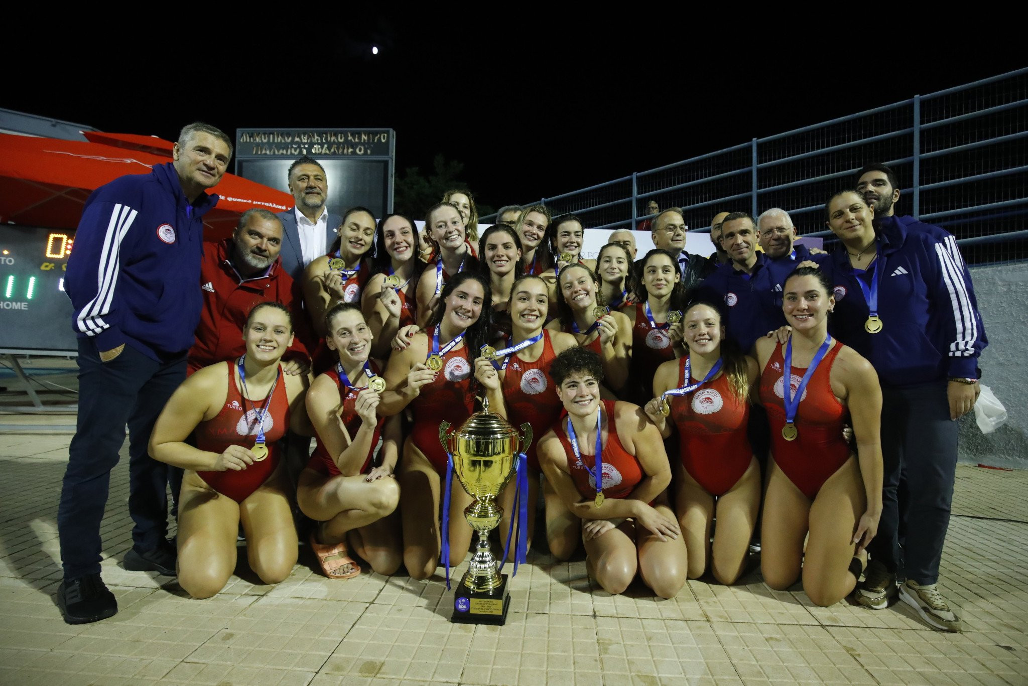 Η απονομή του τροπαίου του Super Cup στον Ολυμπιακό