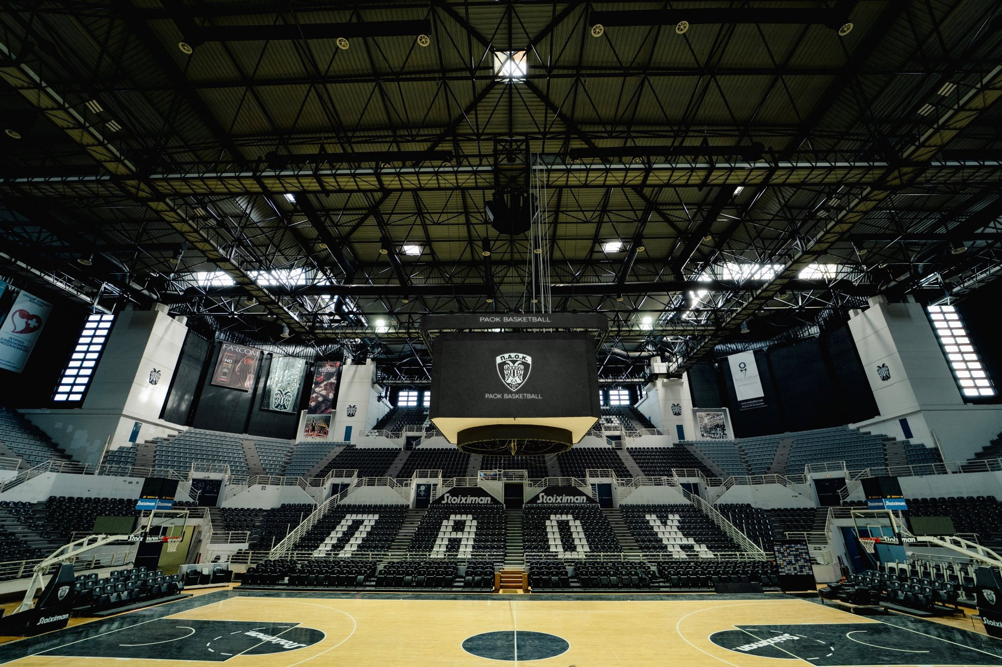 Το «PAOK Sports Arena» άλλαξε μορφή - Τοποθετήθηκε cube στην οροφή του (video)