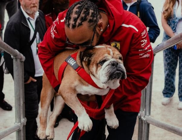 Συγκινημένος ο Χάμιλτον: «Υπέροχη η στήριξη του κόσμου για τον Ρόσκο»