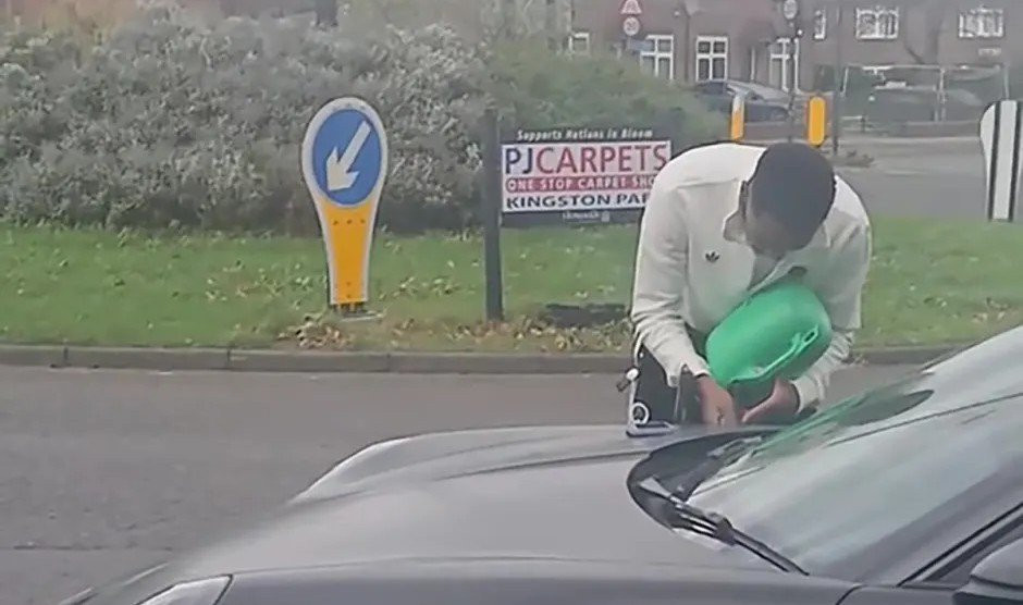 Παίκτης της Νιούκαστλ «έμεινε» από βενζίνη με την πανάκριβη Porsche του (video)