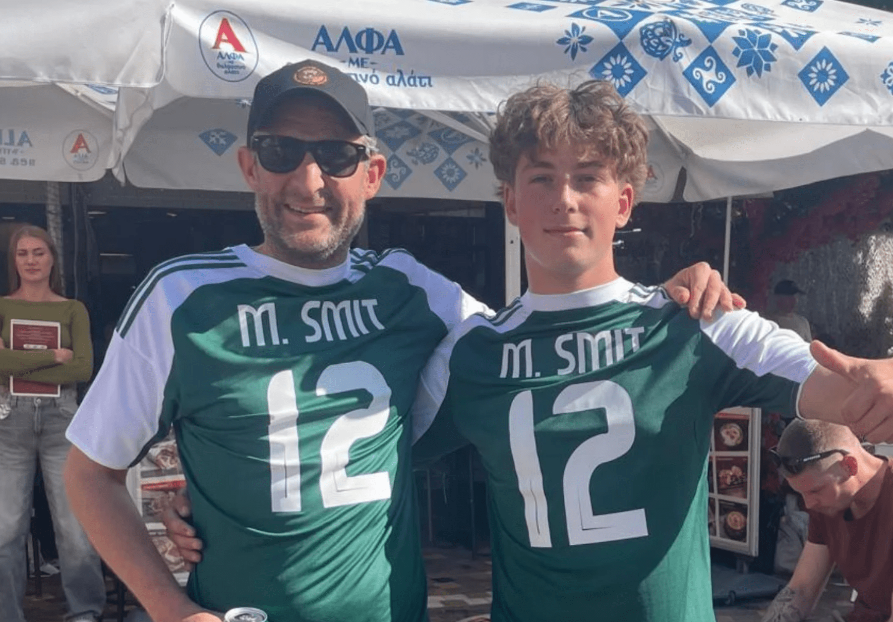 Οι οπαδοί της Γκόου Αχέντ Ιγκλς σε κέφια - Τύπωσαν το όνομα του δις σκόρερ Σμιτ σε φανέλες του Παναθηναϊκού