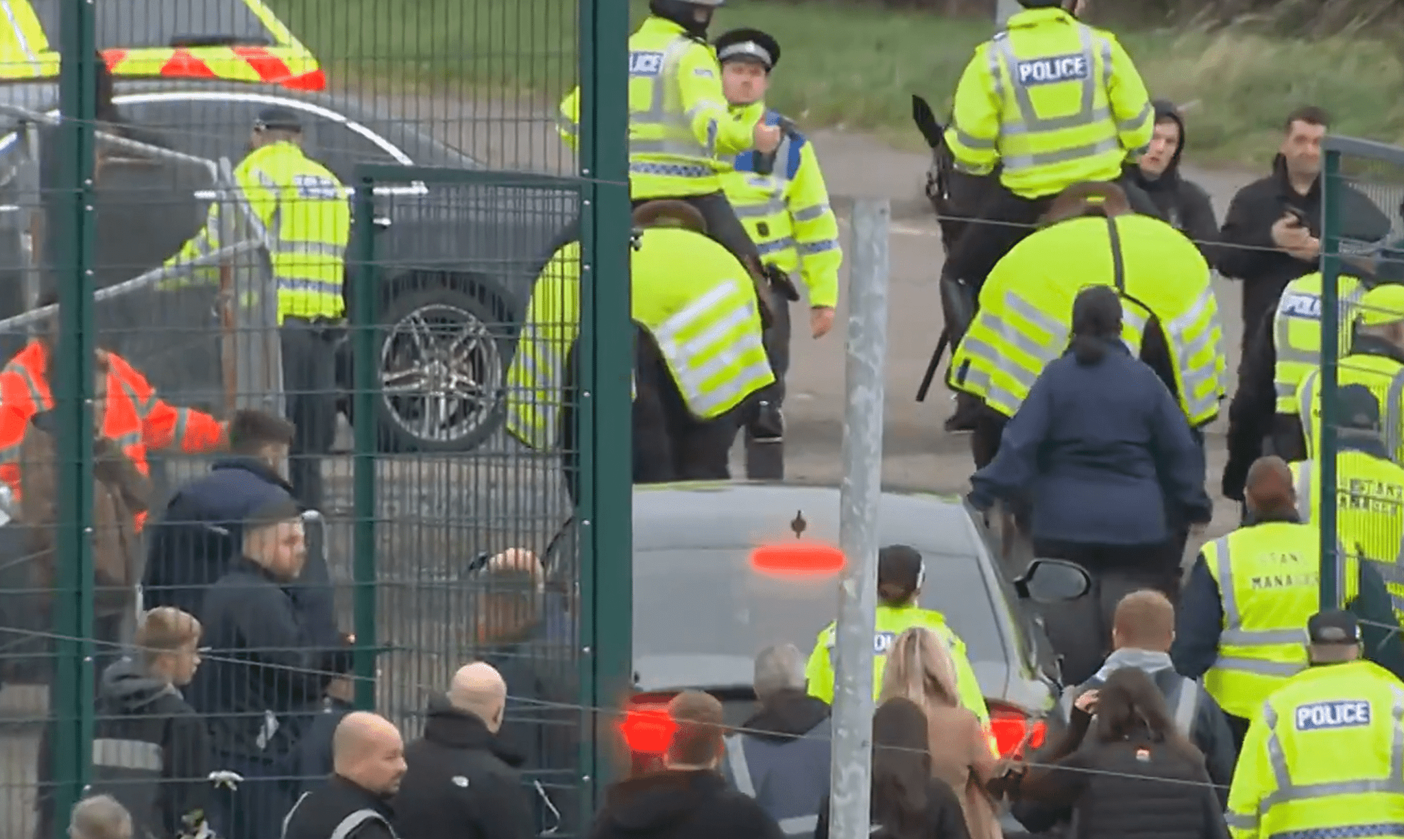 Οπαδοί της Ρέιντζερς την «έπεσαν» στον προπονητή στο πάρκινγκ του γηπέδου (video)